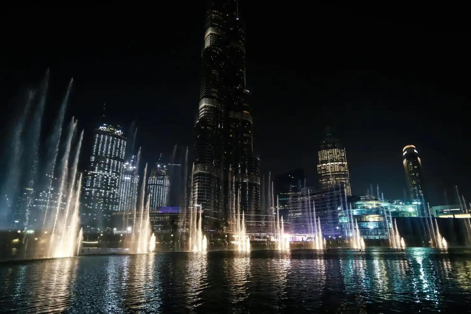 Spectacular night view of the Burj Khalifa and the Dubai Fountain show. Best Dubai attractions, luxury city tours, Dubai Tour Packages.