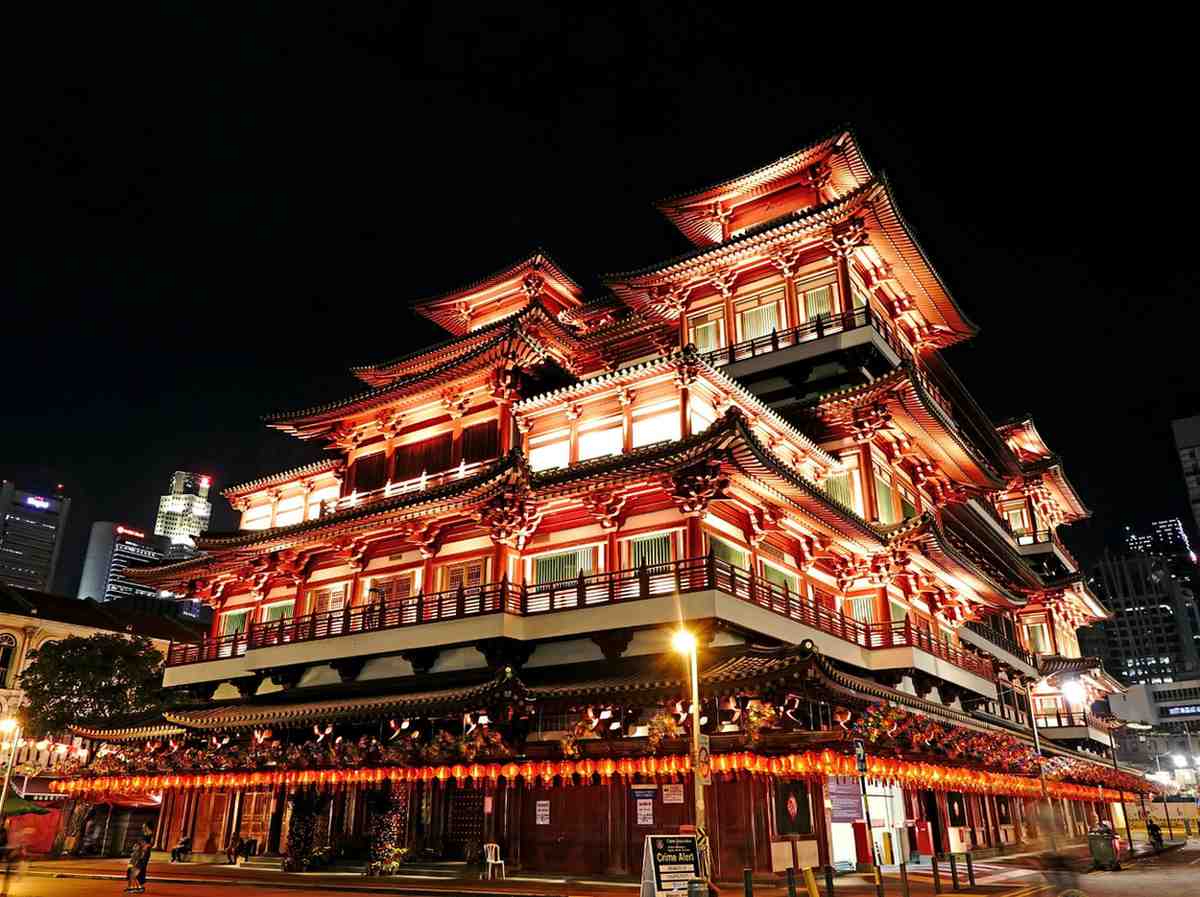 Beautiful night view of Buddha Tooth Relic Temple in Chinatown, Singapore — one of the top cultural places to visit in Singapore.